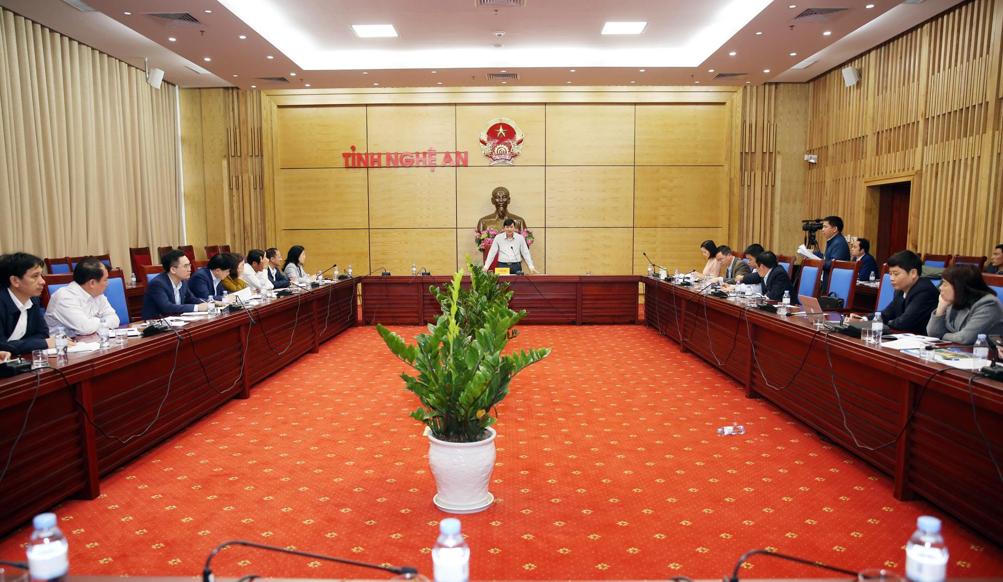 Tham dự có lãnh đạo các sở, ban, ngành cấp tỉnh; đồng chí Nguyễn Thị Kim Chi - Ủy viên BCH Đảng bộ tỉnh, Bí thư Thị ủy Cửa Lò. 