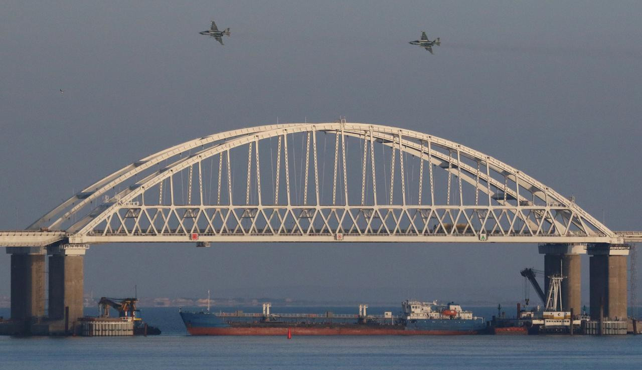 Cây cầu nối giữa Nga đại lục và Bán đảo Crimea. Ảnh: Reuters