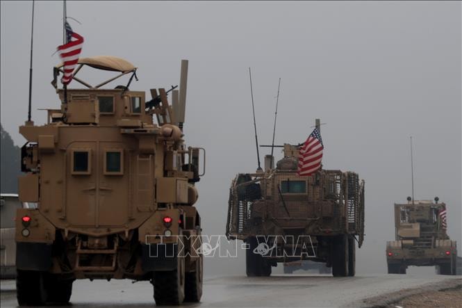 Xe quân sự Mỹ tại thành phố Manbij, miền Bắc Syria ngày 30/12/2018. Ảnh: AFP/TTXVN