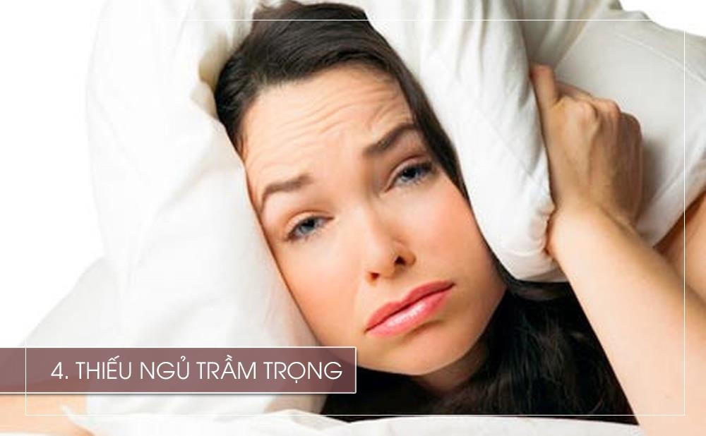 Tình trạng thiếu ngủ thường xuyên cũng có thể phản ứng qua hiện tượng co giật mí mắt. Thiếu ngủ còn khiến bạn dễ bị căng thẳng, suy giảm hệ miễn dịch và ảnh hưởng trực tiếp tới hệ thần kinh. Khi thiếu ngủ, đôi mắt của bạn là nơi phản ánh tình trạng này rõ rệt nhất.
