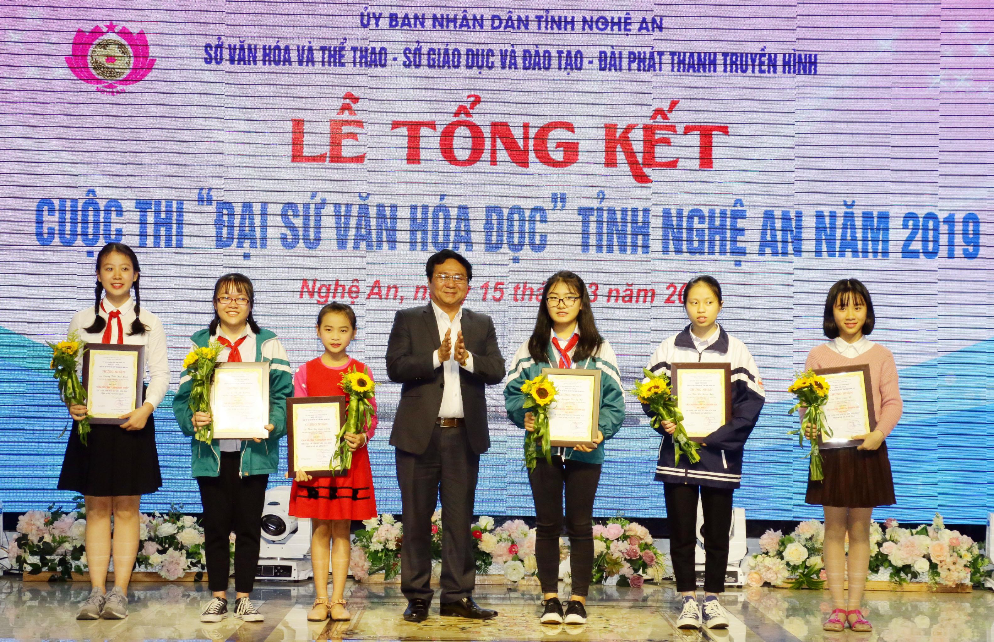 Đồng chí Hồ Mậu Thanh - Giám đốc Sở Văn hòa và Thể thao trao thưởng cho các học sinh đạt giải. Ảnh: Mỹ Hà