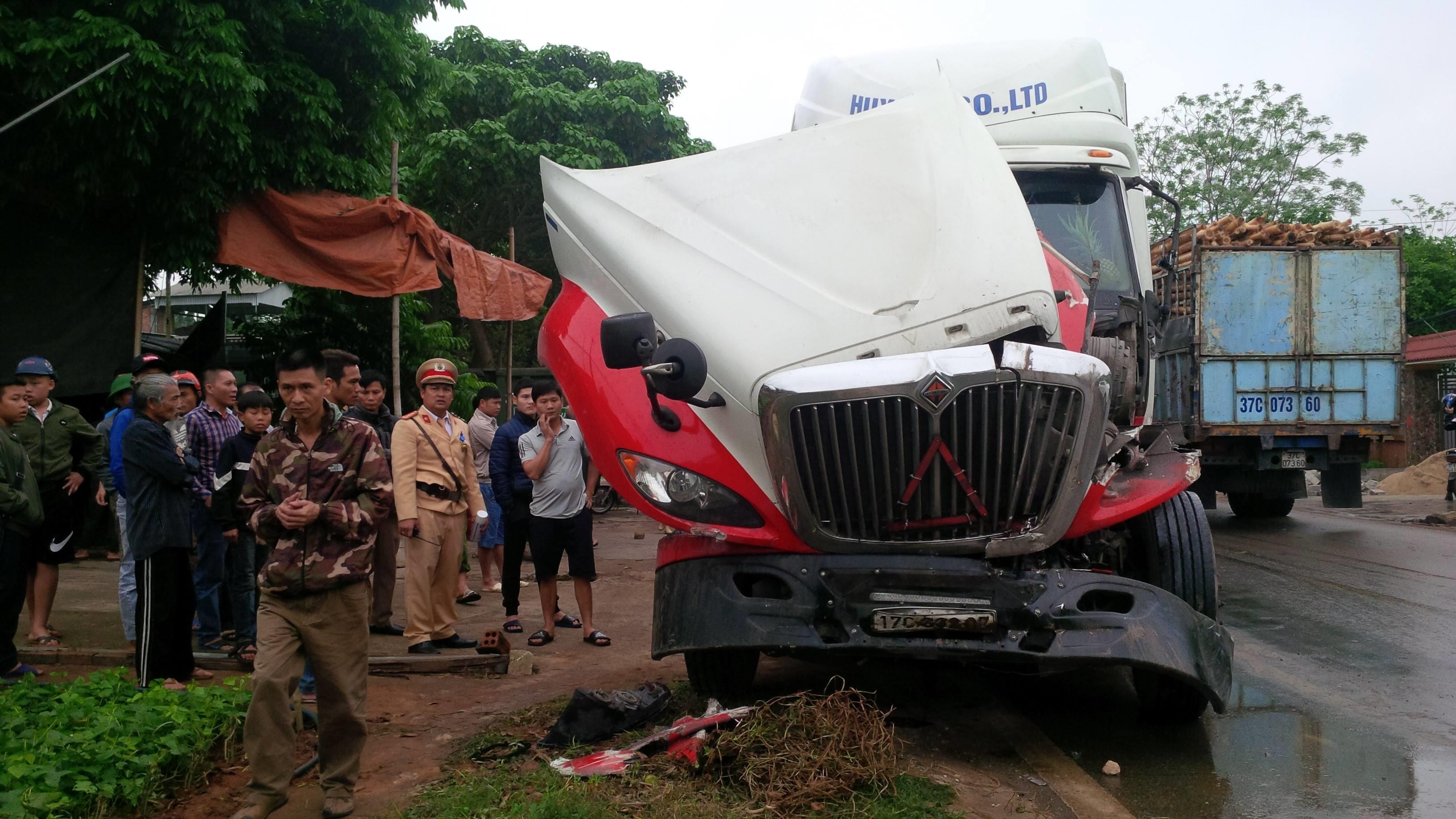 Chiếc xe đầu kéo hư hỏng nặng phần đầu. Ảnh: Minh Thái