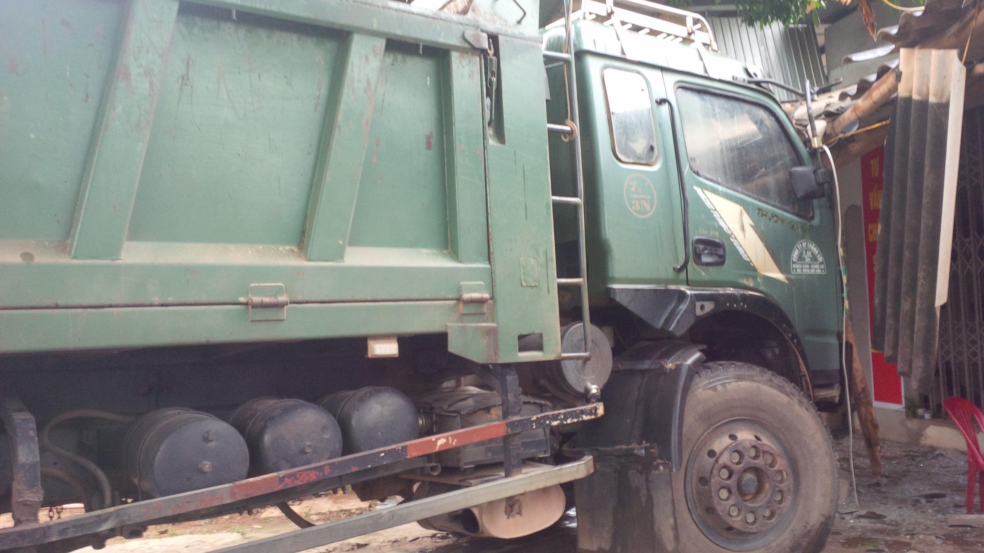 Một chiếc xe tải đâm vào ki ốt của người dân bên đường. Ảnh: Đức Anh