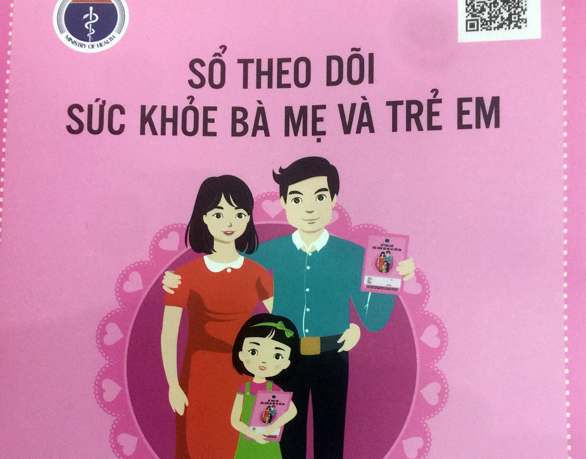 Sổ theo dõi sức khỏe bà mẹ, trẻ em gồm có 5 phần với nhiều thông tin bổ ích. Ảnh: Thành Chung