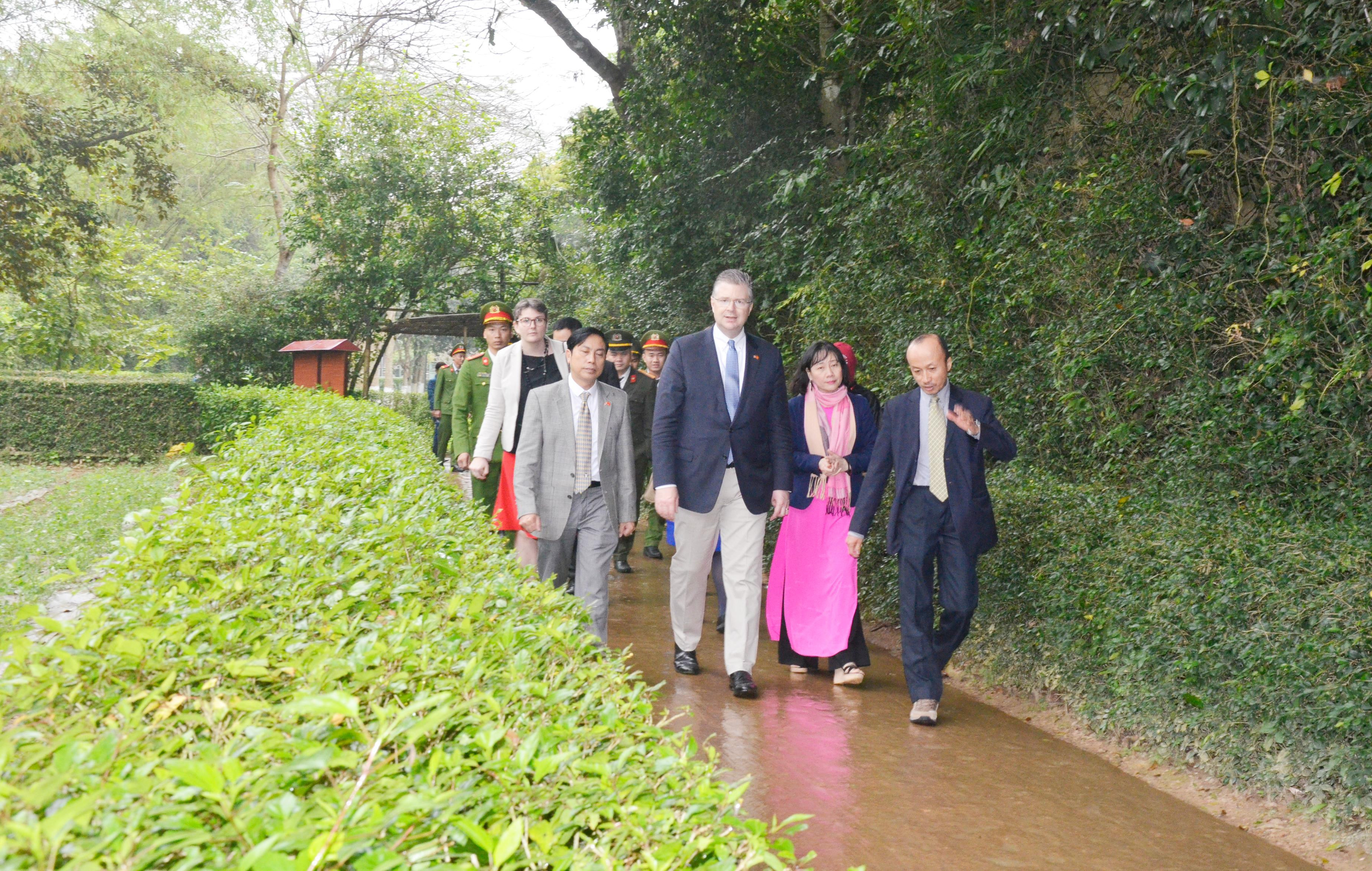 Đoàn đại biểu tham quan Khu Di tích Kim Liên - Khu Di tích Quốc gia đặc biệt của Việt Nam. Ảnh: Thanh Lê