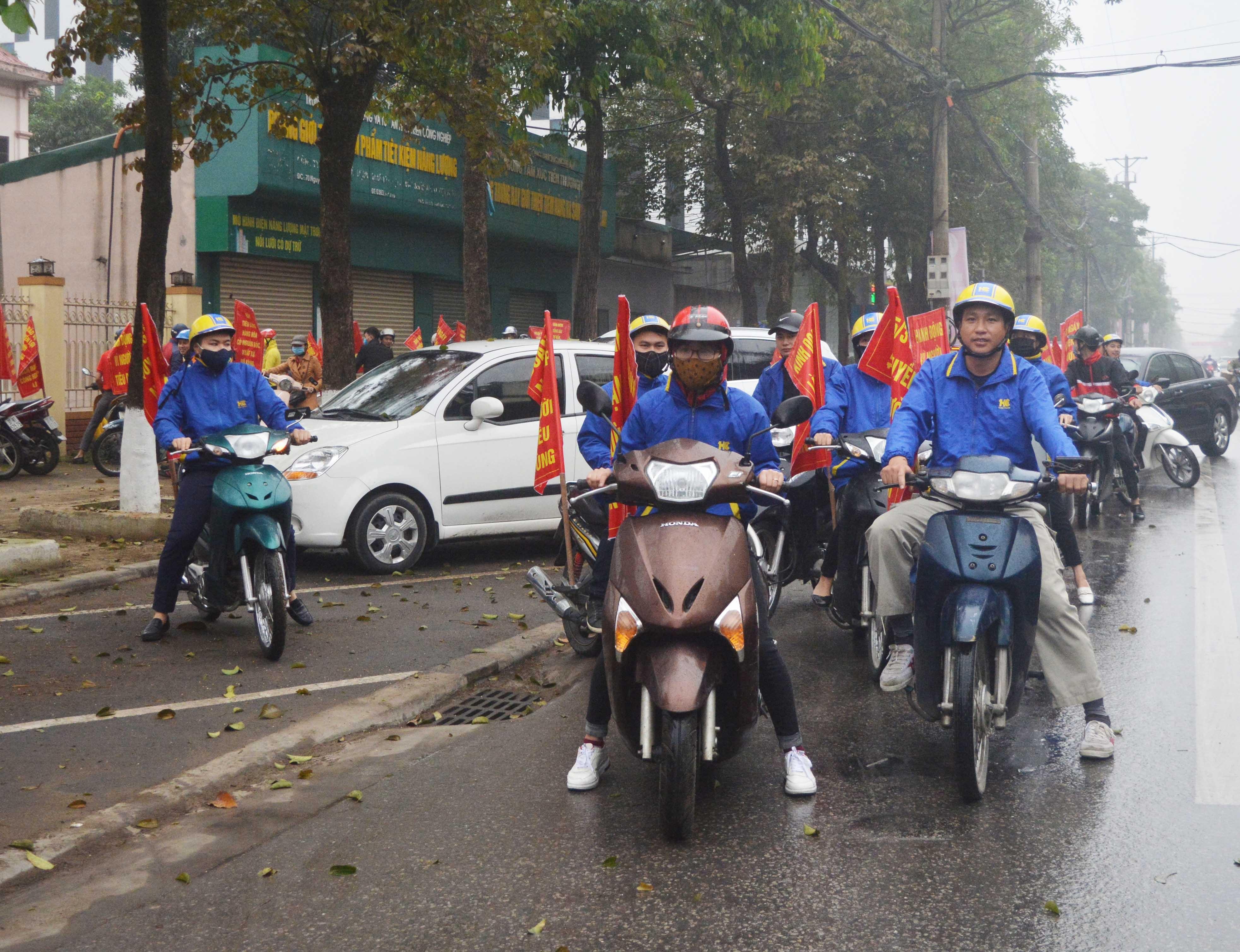 Diễu hành tuyên truyền các chính sách bảo vệ quyền của người tiêu dùng. Ảnh: Thanh Phúc