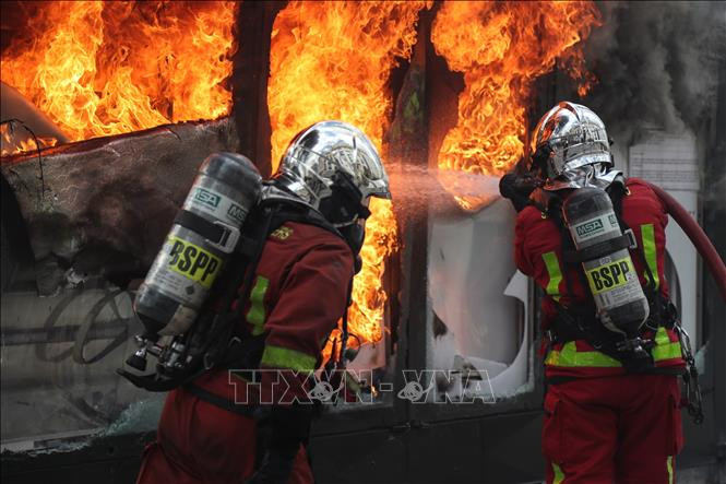 Nhân viên cứu hỏa nỗ lực dập các đám cháy do người biểu tình 