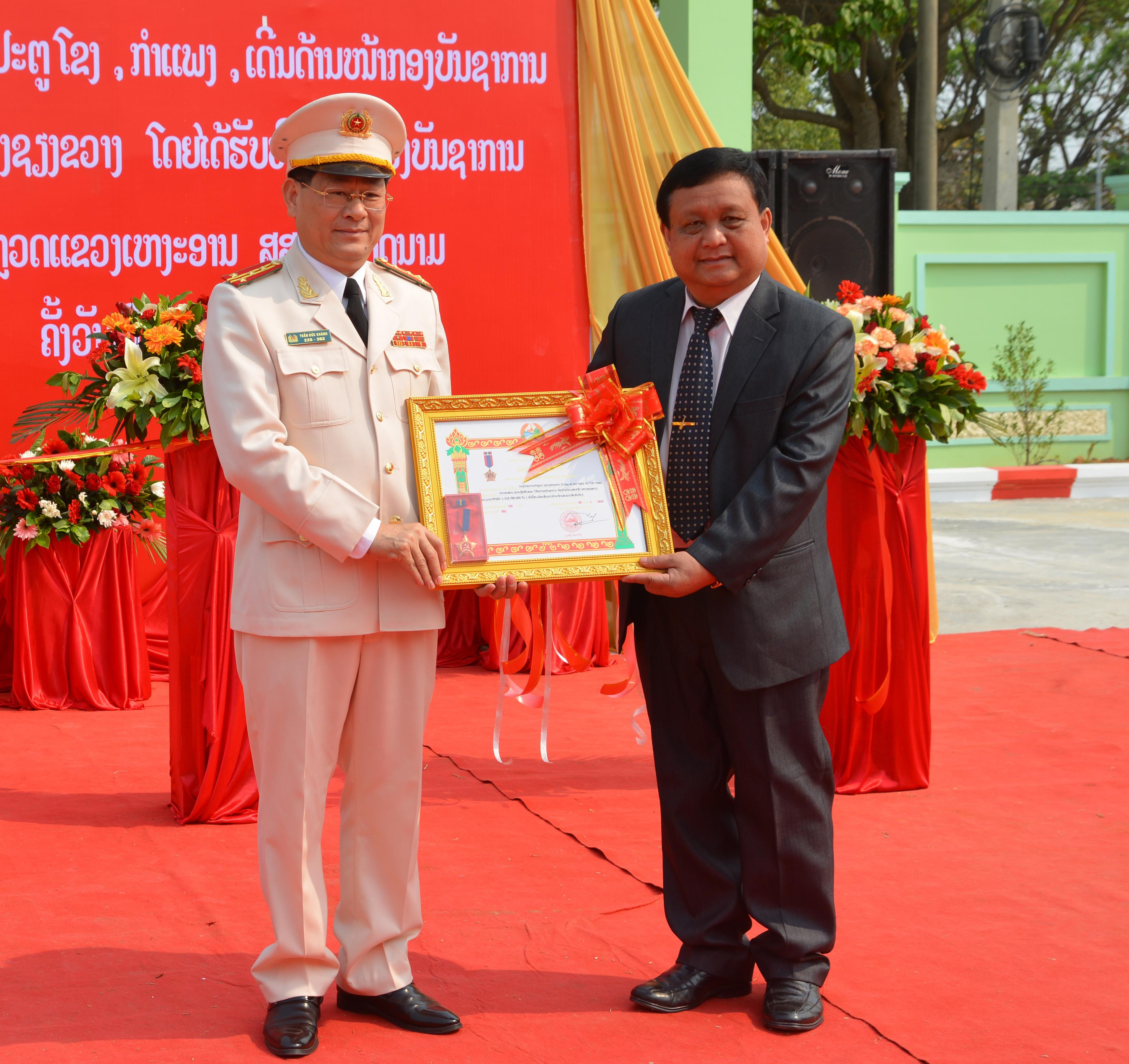 : Đồng chí Bun Tổn Chăn Thạ Phon, Bí thư tỉnh ủy, tỉnh trưởng Xiêng Khoảng trao tặng Huân chương lao động hạng ba cho Công an tỉnh Nghệ An . Ảnh: Đức Vũ