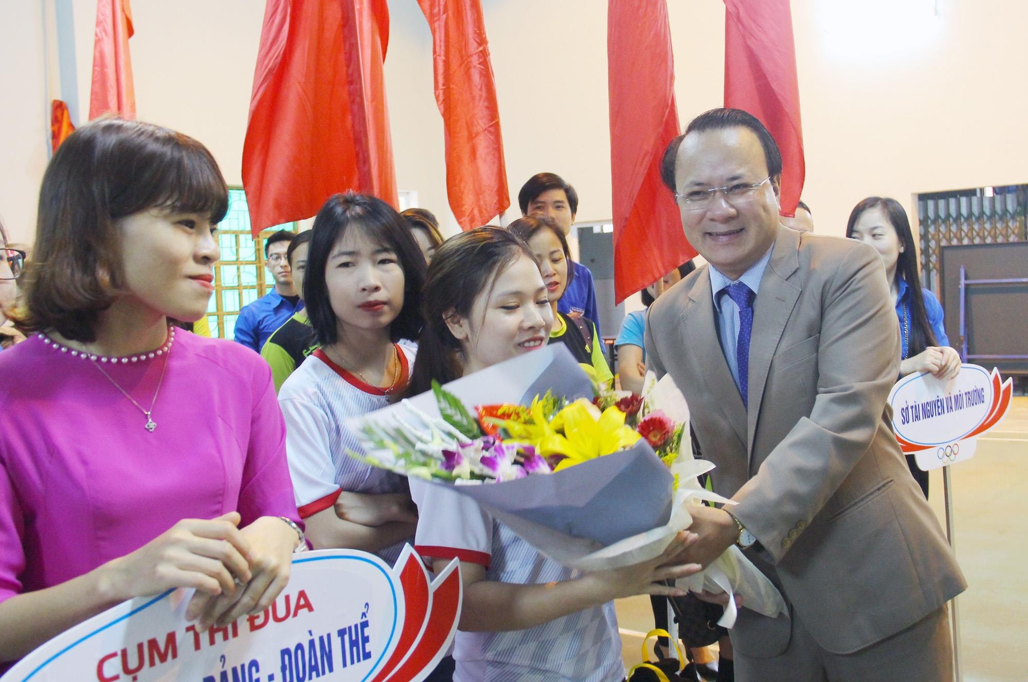 Các đại biểu trao hoa và cờ cho các đội tham gia hoạt đông trong lễ khai mạc