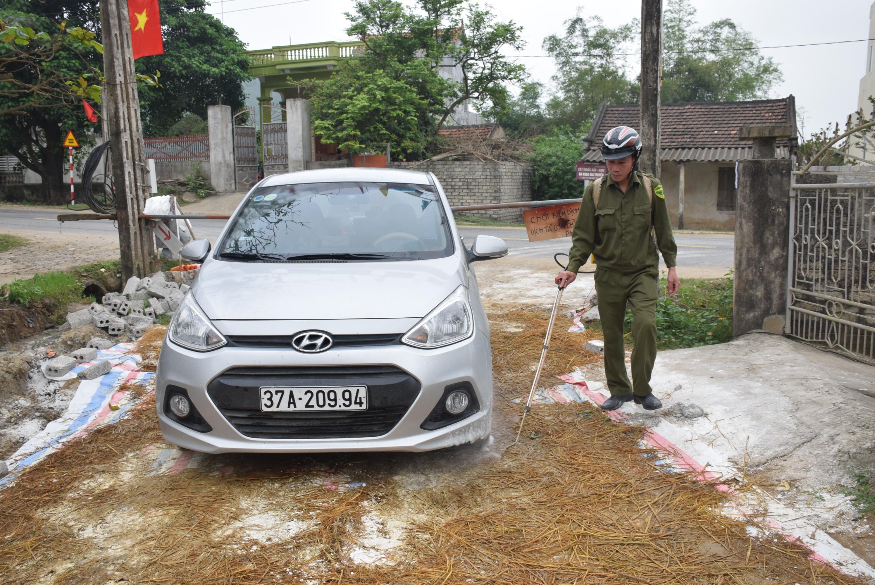 Hiện xã Quỳnh Mỹ đã lập 2 chốt kiểm dịch trên trục đường ra vào xóm 8. Ảnh: Xuân Hoàng