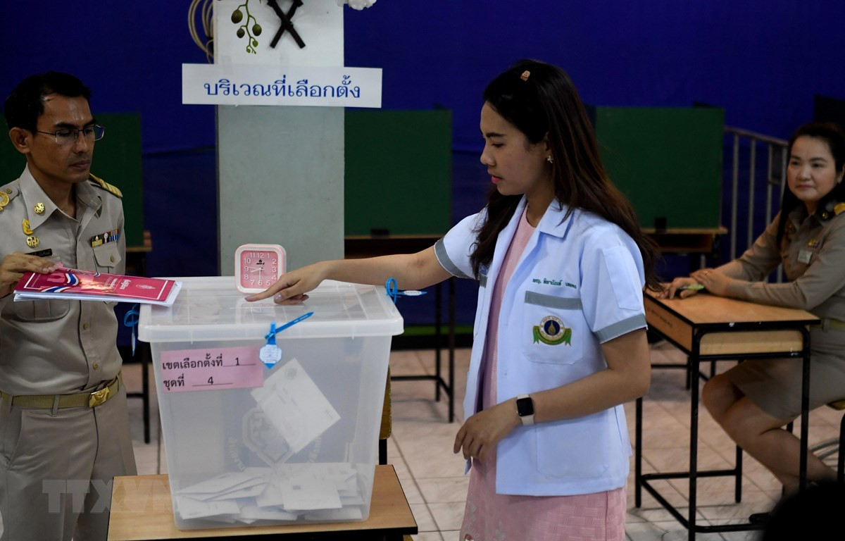 Cử tri bỏ phiếu sớm tại một địa điểm bầu cử ở Bangkok, Thái Lan, ngày 17/3. (Ảnh: AFP/TTXVN) 