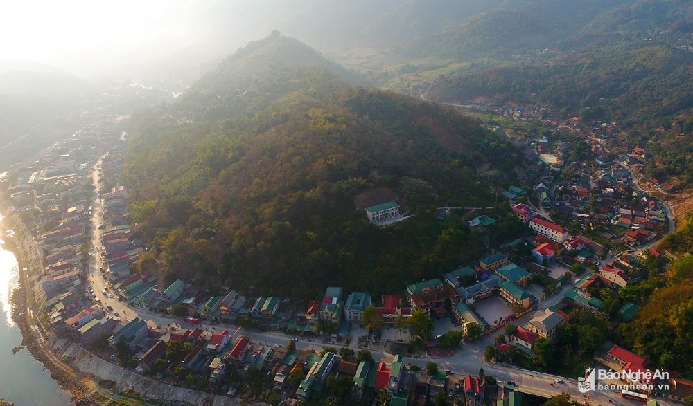 Trung tâm huyện lỵ Kỳ Sơn được bao quanh bởi tuyến đường 7. Ảnh tư liệu: Sách Nguyễn