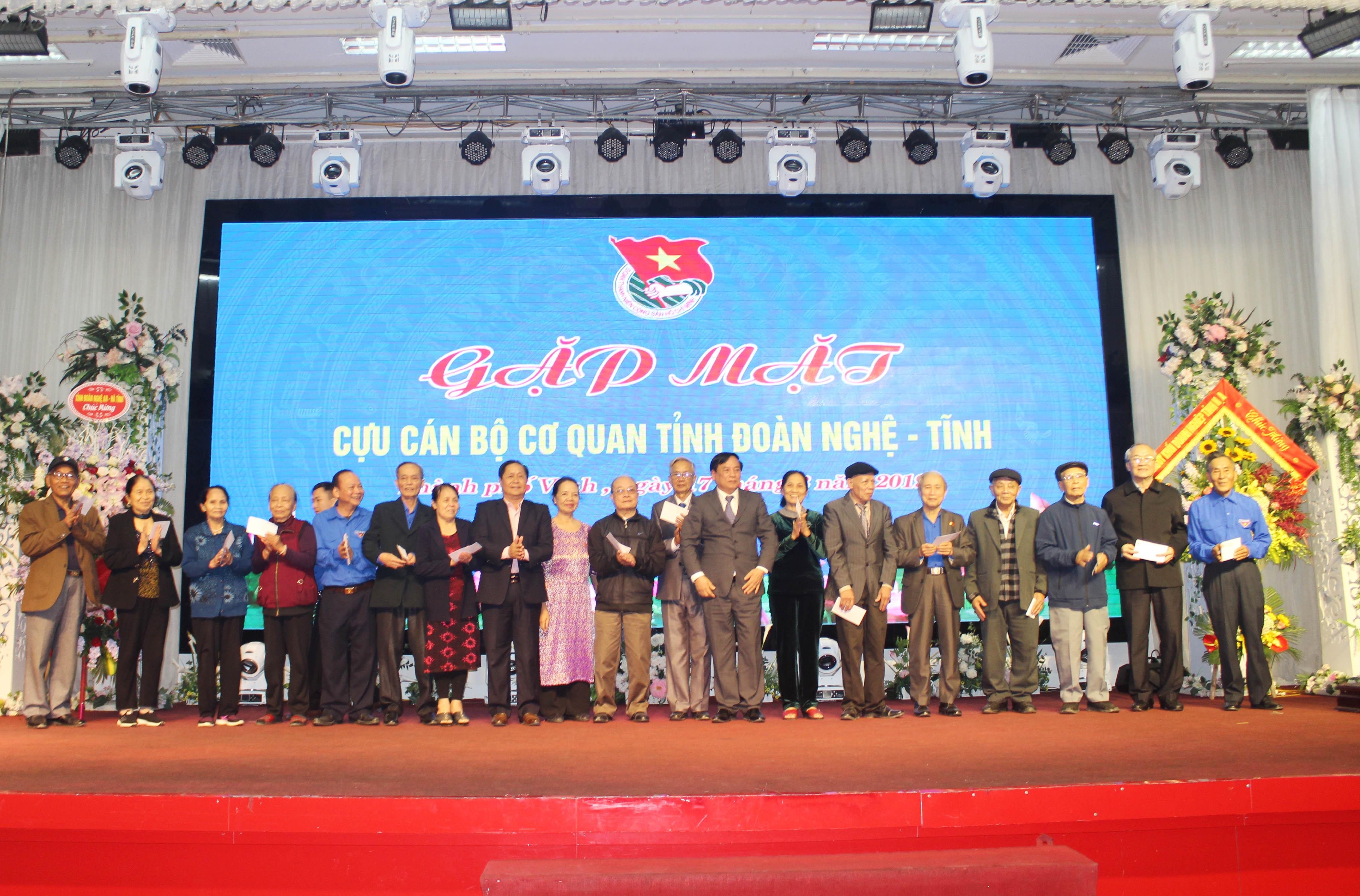 Ban tổ chức đã tặng quà cho các cựu cán bộ Đoàn tuổi chẵn. Ảnh: Phương Thúy