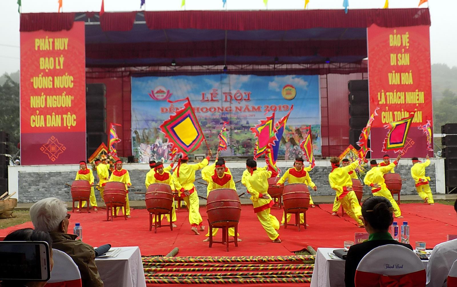 Màn trống hội tài lễ hội Đền Choọng năm nay.