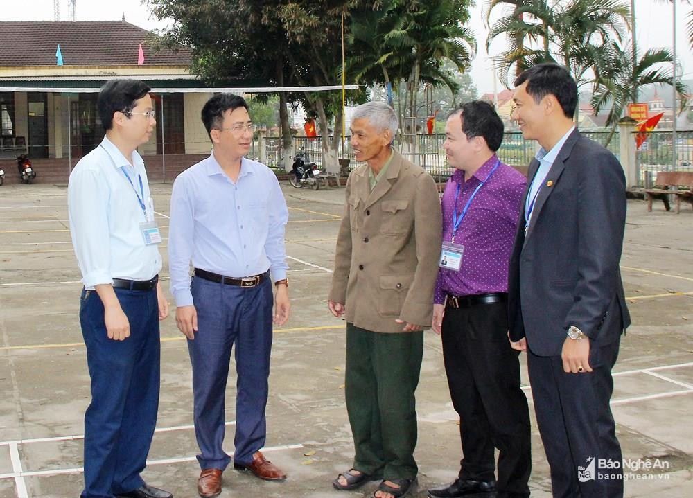 Lãnh đạo huyện và thị trấn Thanh Chương (Nghệ An) thăm dò ý kiến của người dân liên quan đến việc sáp nhập đơn vị hành chính cấp xã và khối, xóm. Ảnh Mai Hoa