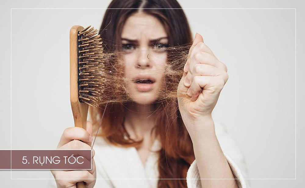 Ngoài việc mất nước, giảm cân nhanh cũng khiến cơ thể giảm nhanh lượng protein, khoáng chất và vitamin. Điều này không những ảnh hưởng đến da như đã nói ở trên mà còn khiến tóc yếu đi. Việc rụng gãy tóc sẽ xảy ra liên tục trong quá trình giảm cân cấp tốc đó. 