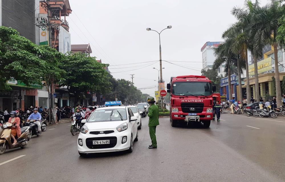 Các lực lượng cảnh sát đã phải huy động lực lượng phân luồng giao thông để các phương tiện chữa cháy dễ dàng tiếp cận.