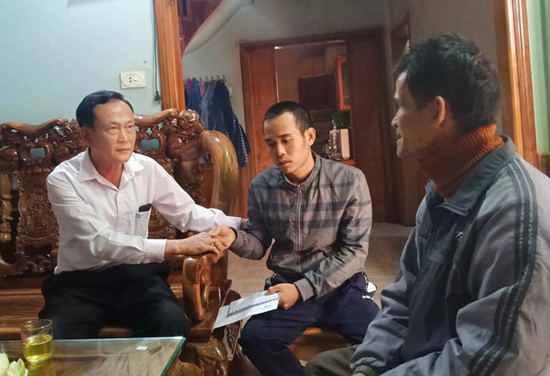 Trao quà cho gia đình công nhân