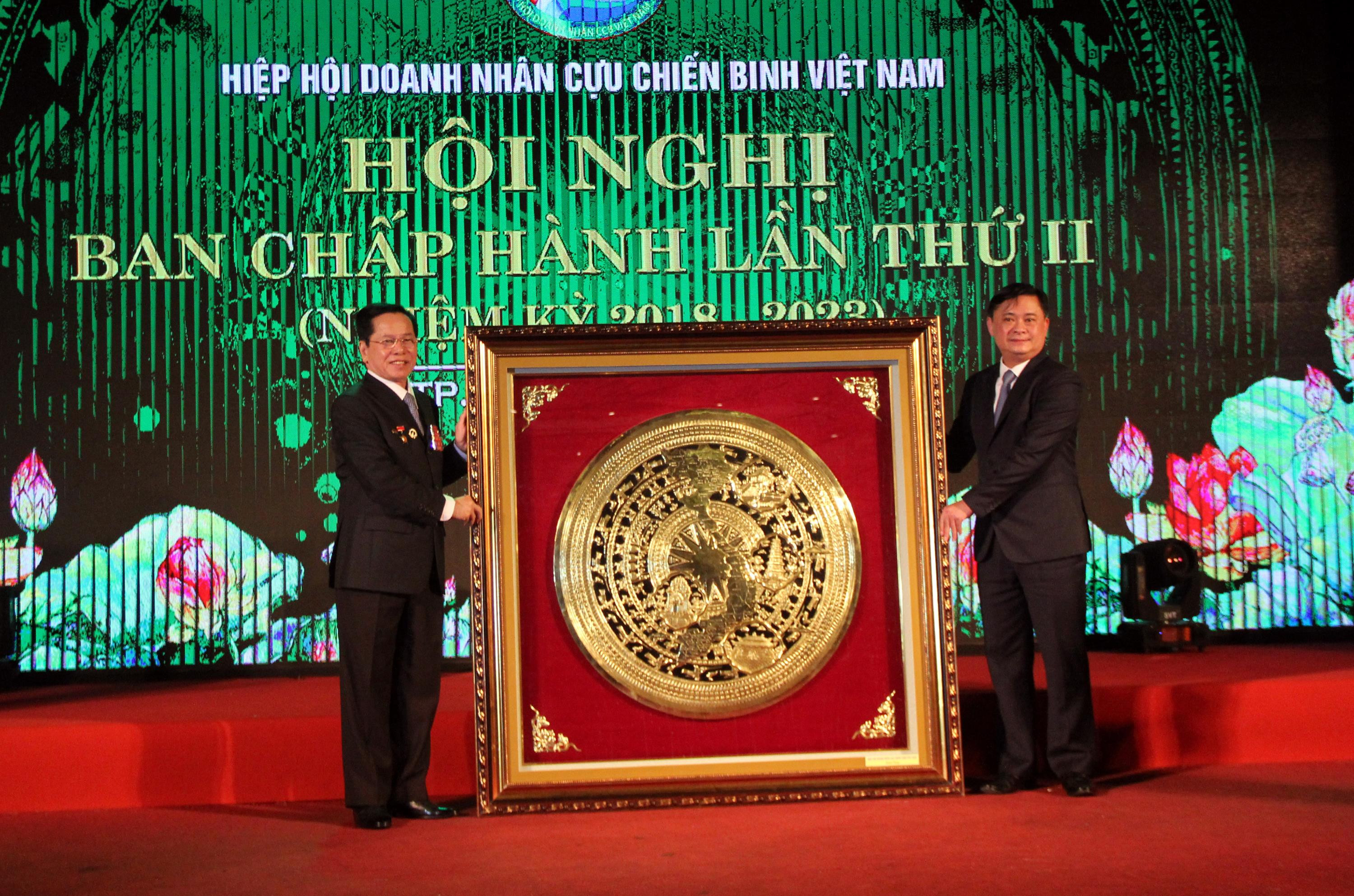 Hiệp hội doanh nhân cựu chiến binh Việt Nam tặng quà lưu niệm tỉnh Nghệ An. Ảnh: Tiến Hùng