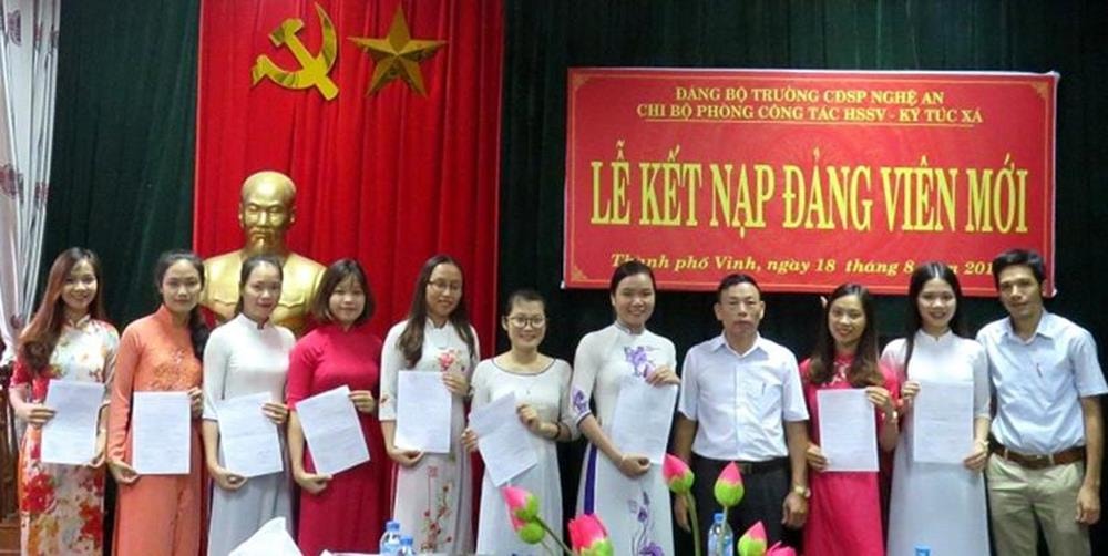Sinh viên Trường Cao đẳng Sư phạm Nghệ An được kết nạp đảng viên mới. Ảnh tư liệu