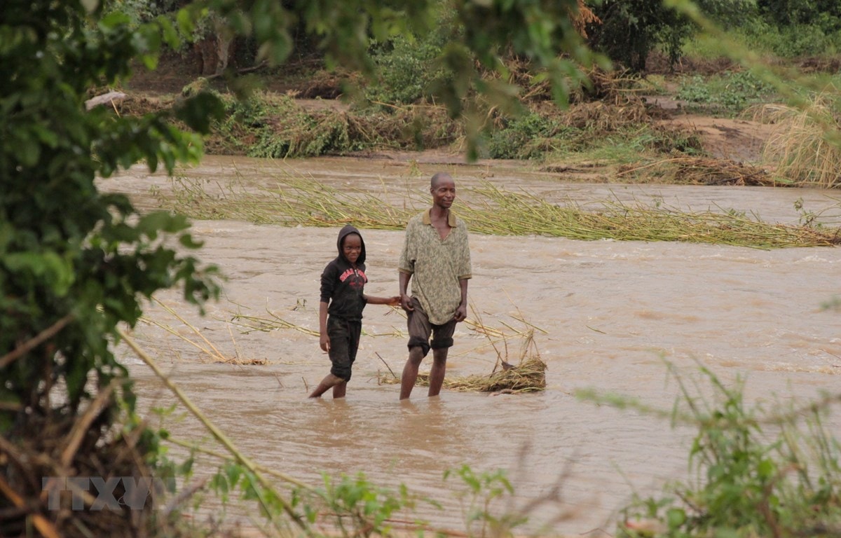 Cảnh ngập lụt do ảnh hưởng của bão Idai tại tỉnh Manicaland, Zimbabwe, ngày 17/3. (Ảnh:THX/TTXVN) 