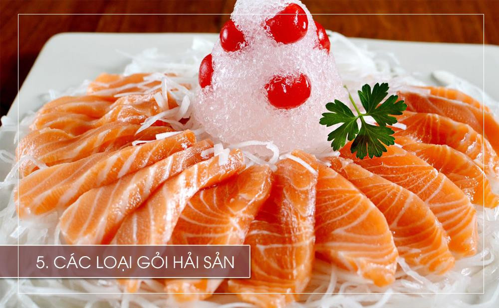 Các món gỏi được chế biến từ hải sản tươi sống luôn được ưa thích bởi chúng giữ nguyên được hương vị. Những món ăn nổi tiếng của Nhật như sashimi hay sushi cũng được biết đến bởi cách chế biến này. Tuy nhiên, các loại hải sản sống chứa rất nhiều ký sinh trùng có nguy cơ tấn công gan và túi mật. Ngoài ra, khi đưa chúng vào cơ thể dễ gây ra các triệu chứng như buồn nôn, đau đầu, viêm ruột,…