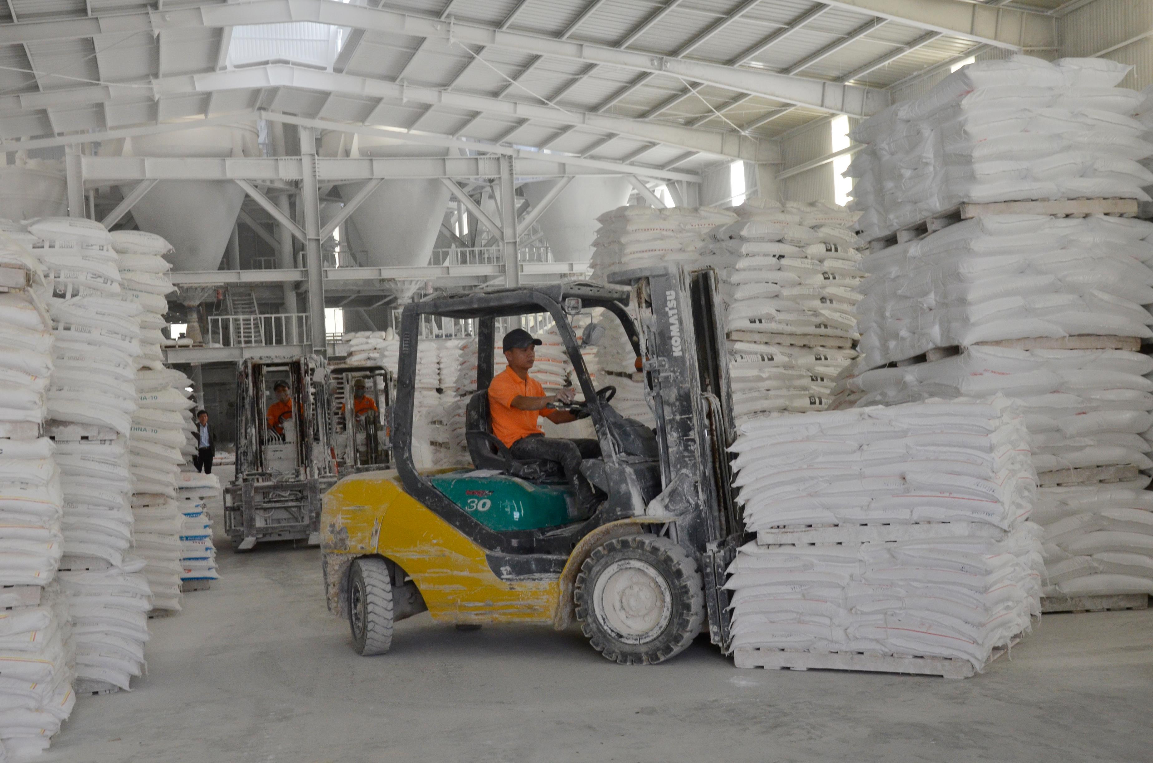 Sản xuất bột đá siêu mịn xuất khẩu tại Quỳ Hợp. Ảnh: Thanh Lê