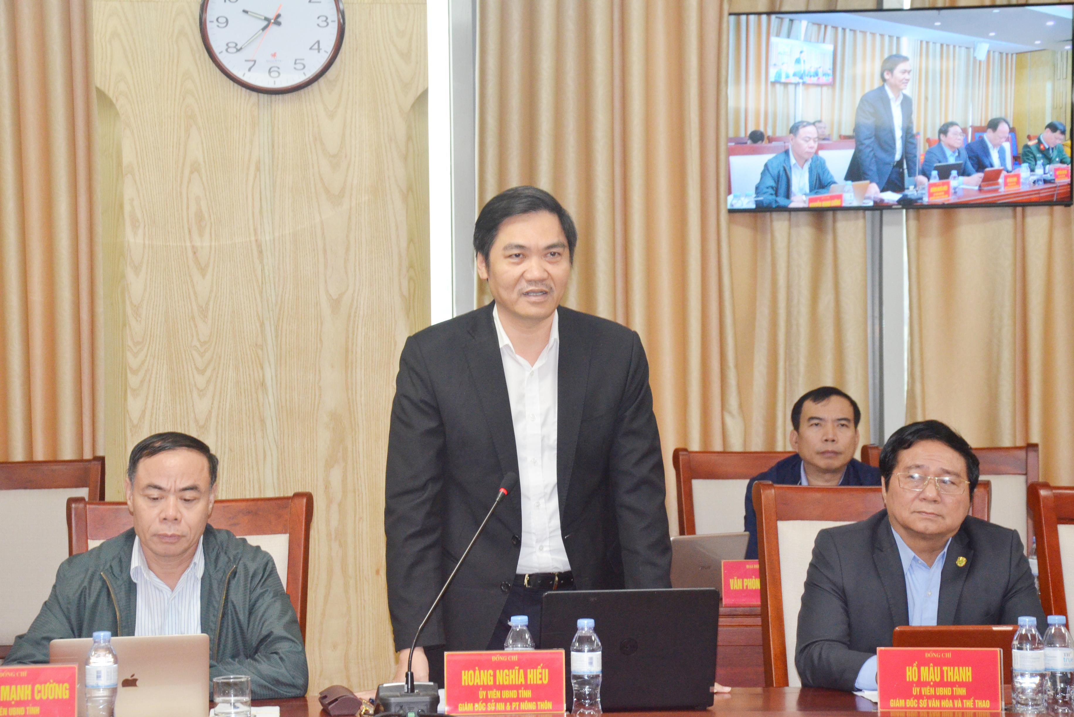 Giám đốc Sở Nông nghiệp và phát triển nông thôn Hoàng Nghĩa Hiếu báo cáo nội dung các dự thảo Nghị quyết. Ảnh Thanh Lê