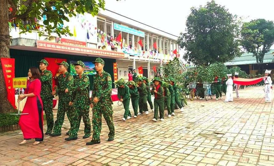   Cùng với hoạt động này, học sinh trường Tiểu học Nghi Phú II còn tham gia lễ diễu hành, hóa trang thành các binh chủng trong cuộc kháng chiến chống Pháp, chiến dịch Điện Biên Phủ. Ảnh: Ngân Hà 