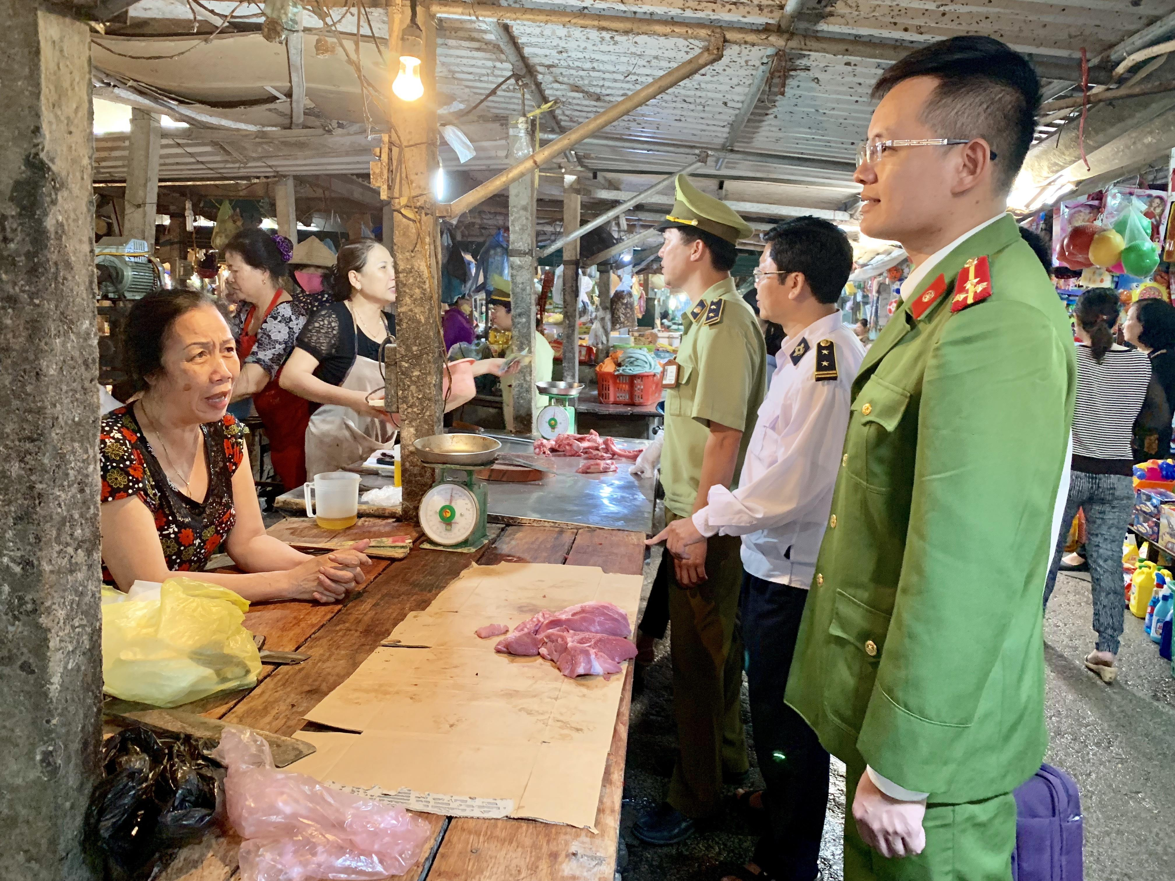 Thịt lợn tại các chợ ở TPVinh đảm bảo an toàn VSTP