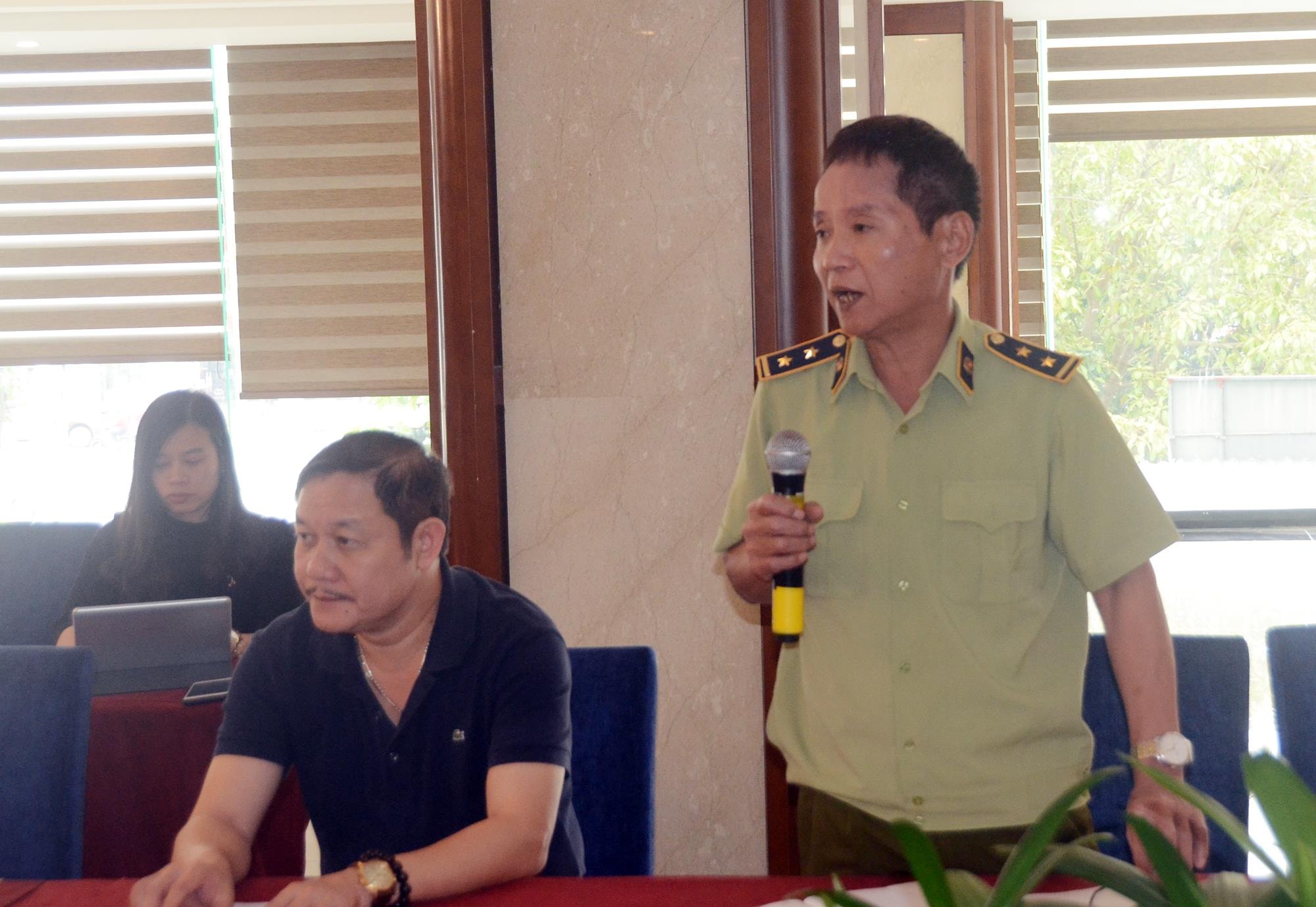 Đại diện Cục Quản lý Thị trường Nghệ An nêu lên những khó khăn trong công tác kiểm soát kinh doanh thuốc lá. Ảnh: Thành Chung