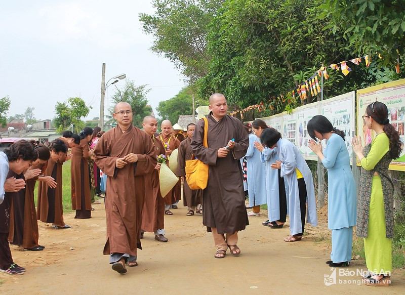 các tăng ni, phật tử chùa Đức Hậu đã đón 150 tăng ni sinh đến từ Học viện Phật giáo Việt Nam tại Huế do Đại đức Thích Thiền Chí dẫn đầu ghé thăm. 