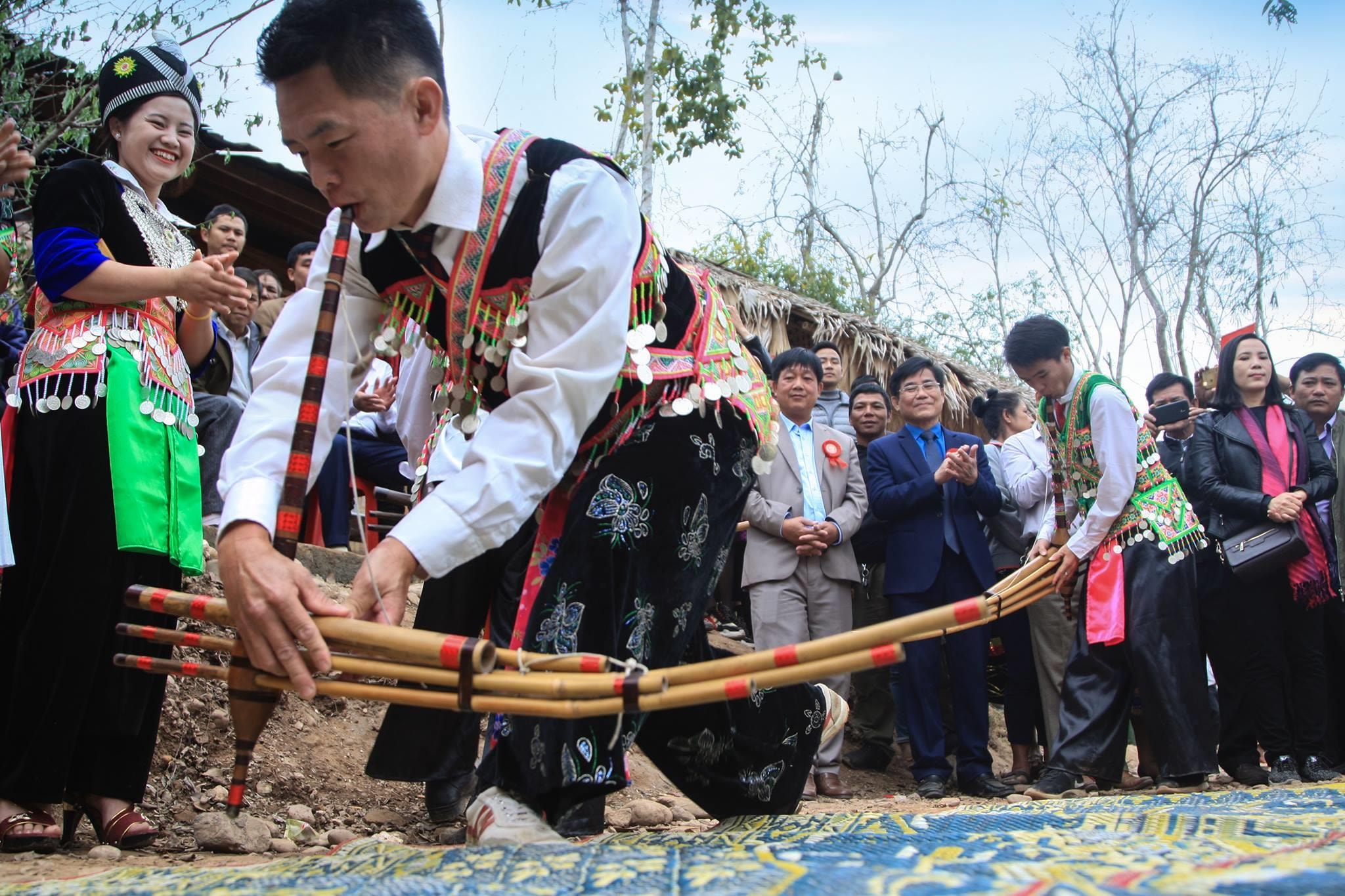 Thanh niên thổi khèn trong Lễ hội Pu Nhạ Thầu. Ảnh: Nguyễn Đạo