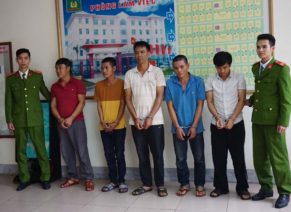 Các đối tượng trốn truy nã vừa bị Đội truy nã, Phòng Cảnh sát Hình sự Công an tỉnh Nghệ An bắt giữ. Ảnh: Như Bình