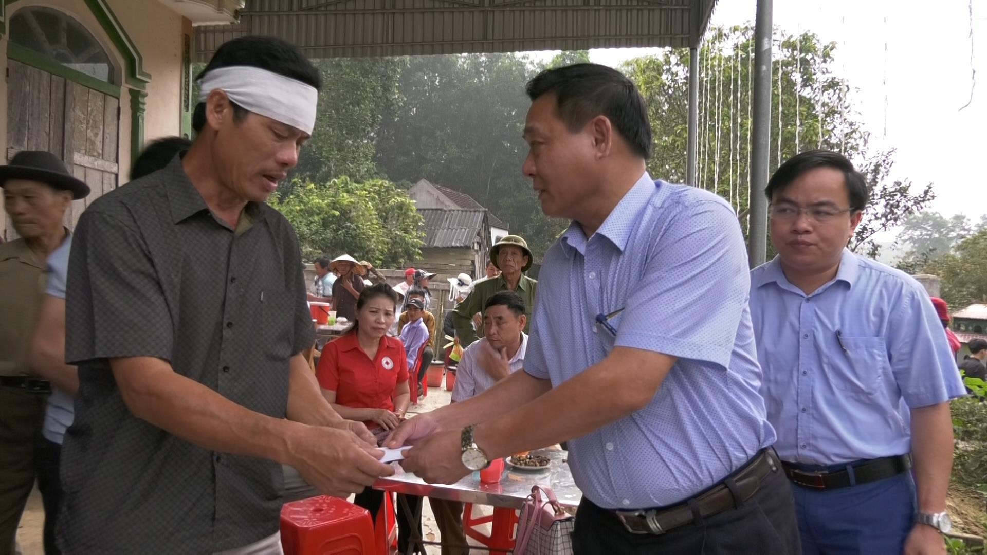 Lãnh đạo huyện Quỳ Hợp trao tiền hỗ trợ mai táng phí cho gia đình học sinh đuối nước. Ảnh: Thu Hường