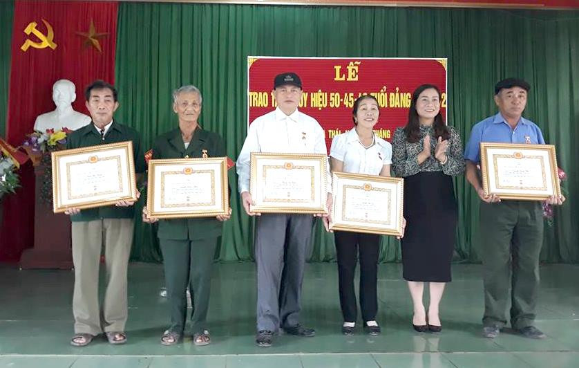 Lãnh đạo Ban Tuyên giáo Huyện ủy Tân Kỳ trao Huy hiệu Đảng cho các đảng viên. Ảnh: Thu Hường