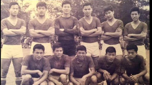 Cựu danh thủ Văn Sỹ Chi (ngồi giữa) trong màu áo Thể Công năm 1968- Ảnh: Cố nhiếp ảnh gia Phan Sang