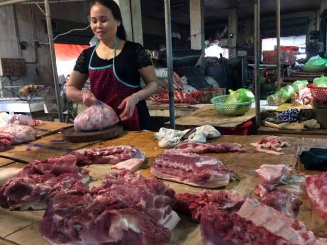Toàn bộ thịt lợn bán trong chợ Giát của thị trấn cầu Giát huyện Quỳnh Lưu đều không có dấu kiểm dịch của thú y. Ảnh: Xuân Hoàng