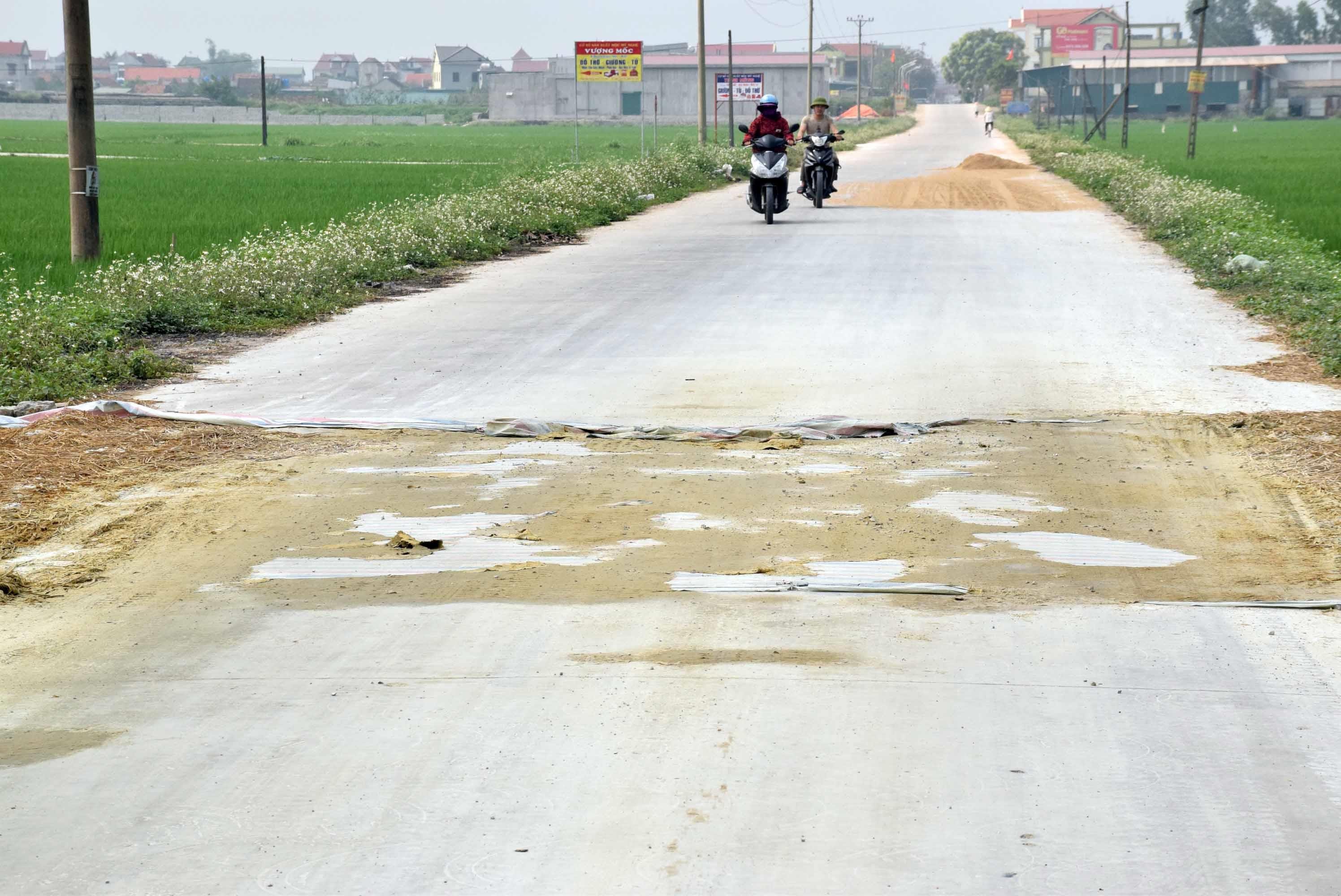 Bạt khử trùng được đặt ngay ngay tại chốt khử trùng của xã Quỳnh Hưng không đảm bảo. Ảnh: Xuân Hoàng 