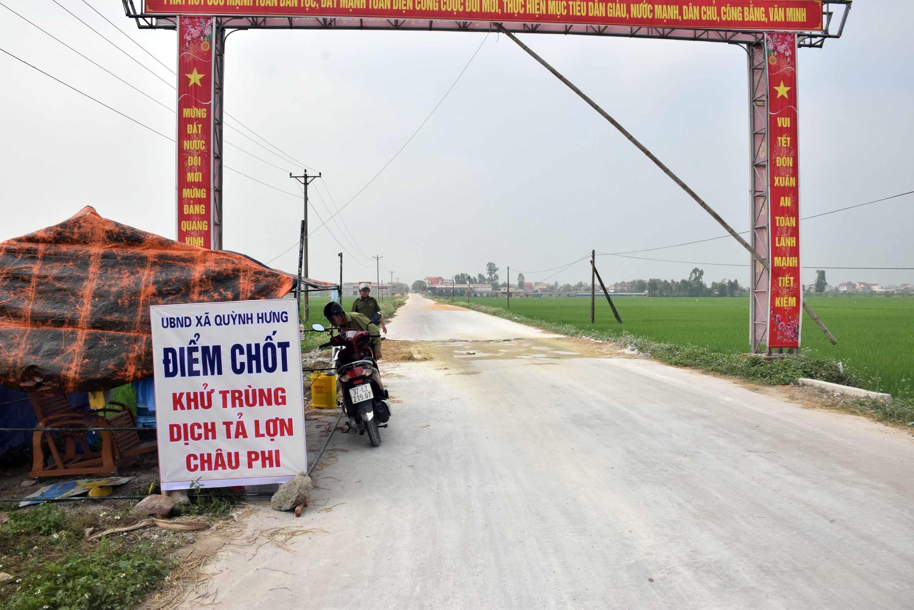 Chốt kiểm dịch của xã Quỳnh Hưng đã lập, nhưng xe chúng tôi ra vào trong sáng 21/3 không được chốt chặn để phun hóa chất khử trùng. Ảnh: Xuân Hoàng