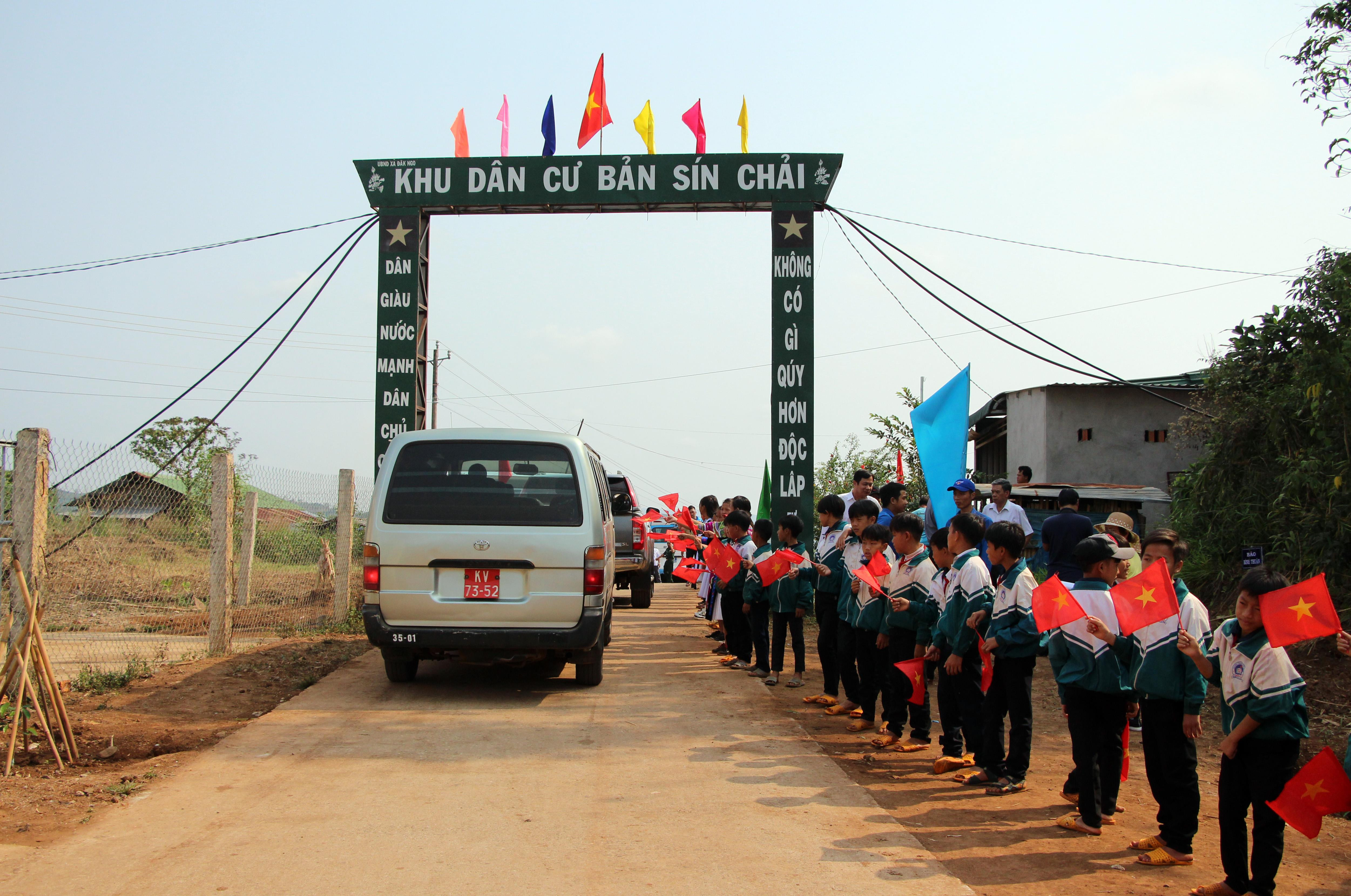 Các em học sinh bản Sín Chải, xã Đăk Ngo, huyện Tuy Đức chào đón đoàn công tác. Ảnh: Đào Tuấn 