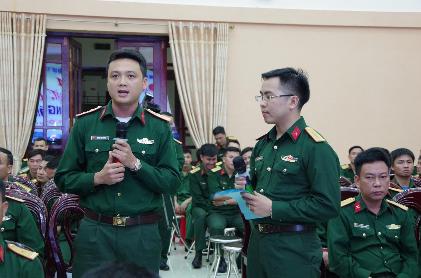 Trung úy Dương Đức Chung - Chi đoàn Đại đội 20 phát biểu hiến kế CB, CS cần xác định rõ kế hoạch chi tiêu tài chính hợp lý, phù hợp thu nhập để tránh vay nợ.