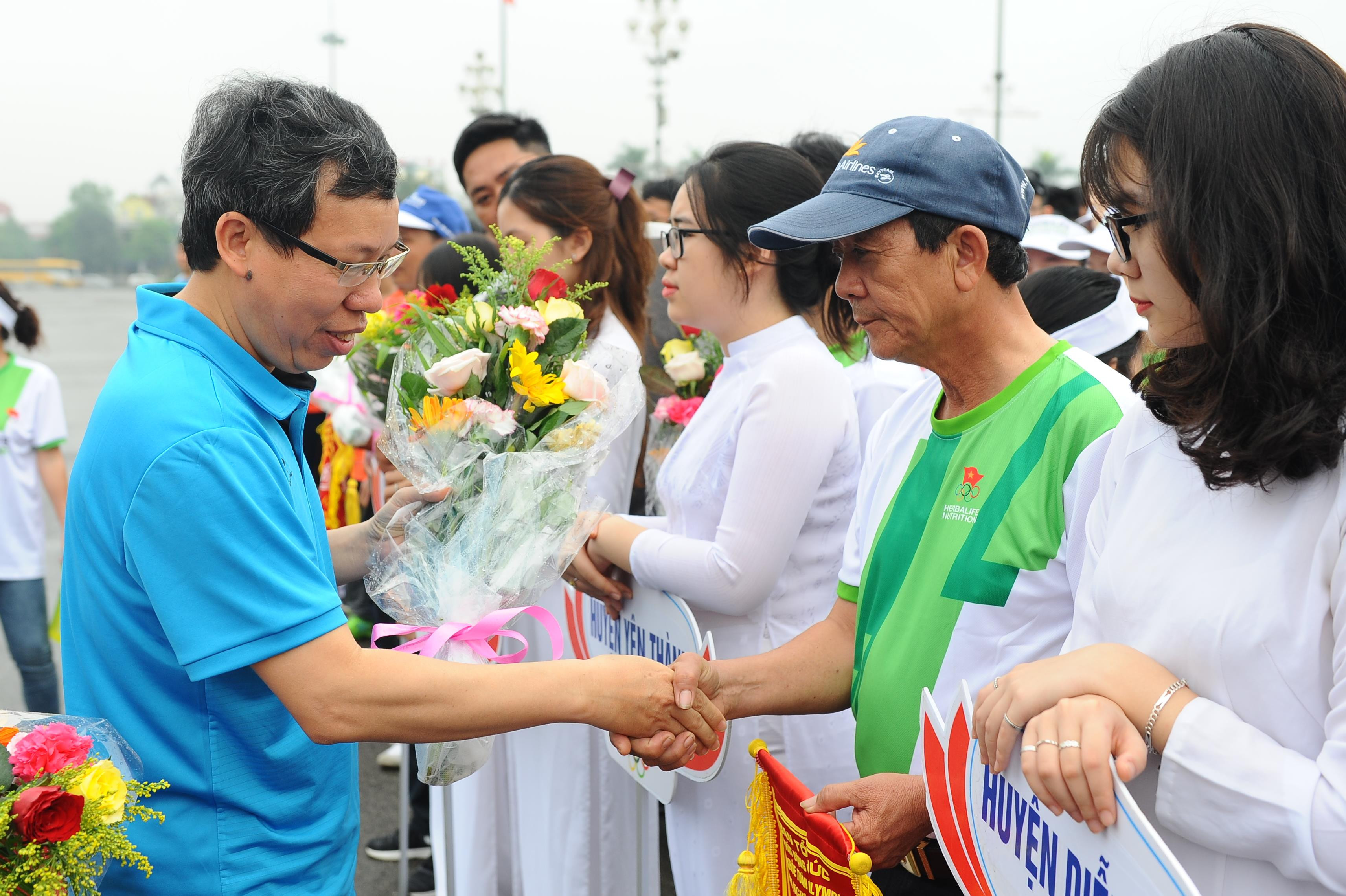 Đồng chí Phạm Đông Anh tặng hoa cho các vận động viên tham gia. Ảnh: Thành Cường