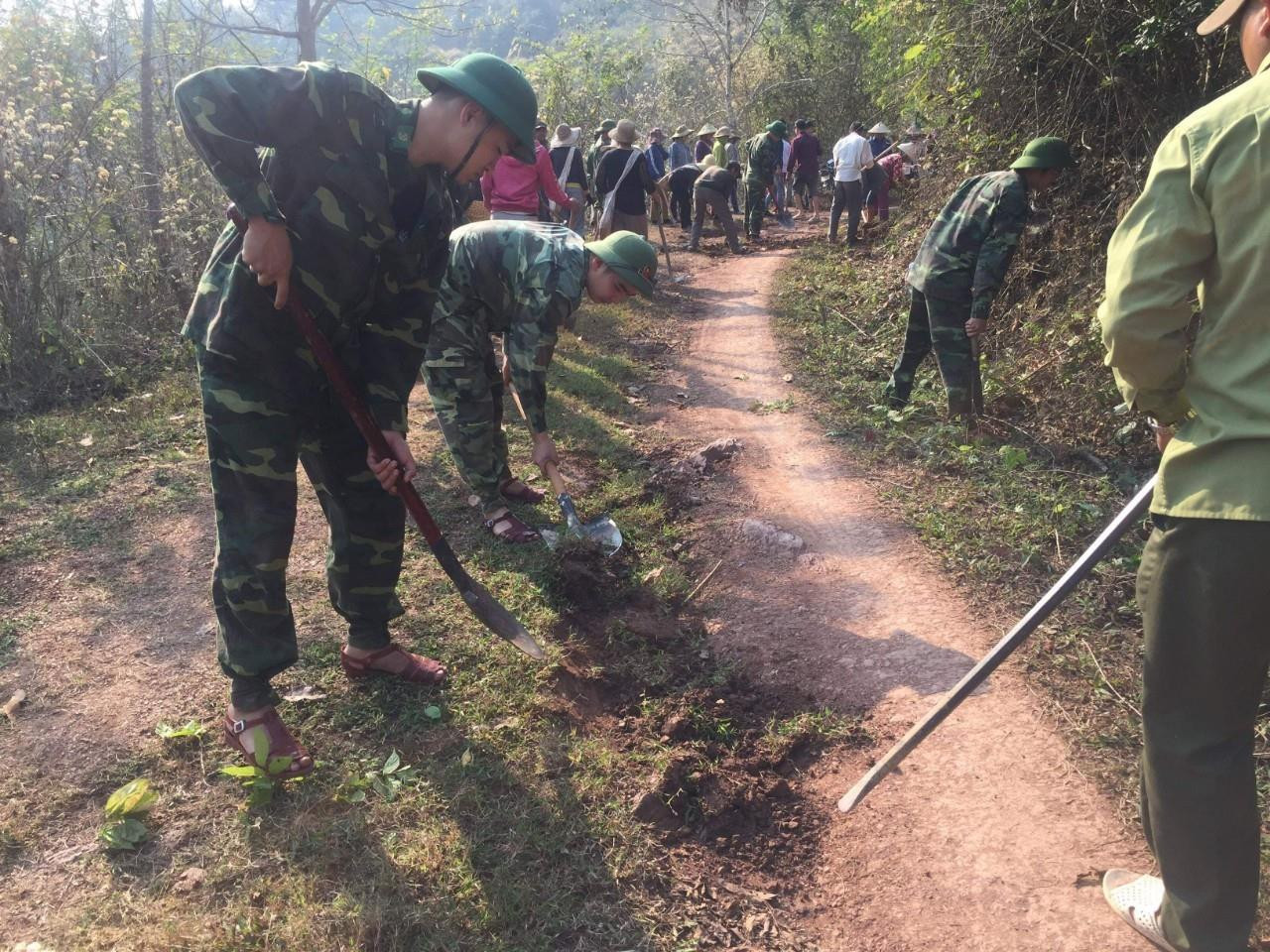 Đoàn viên thanh niên Đồn Biên phòng Mỹ Lý và địa phương làm đường giao thông. Ảnh: Hải Thượng