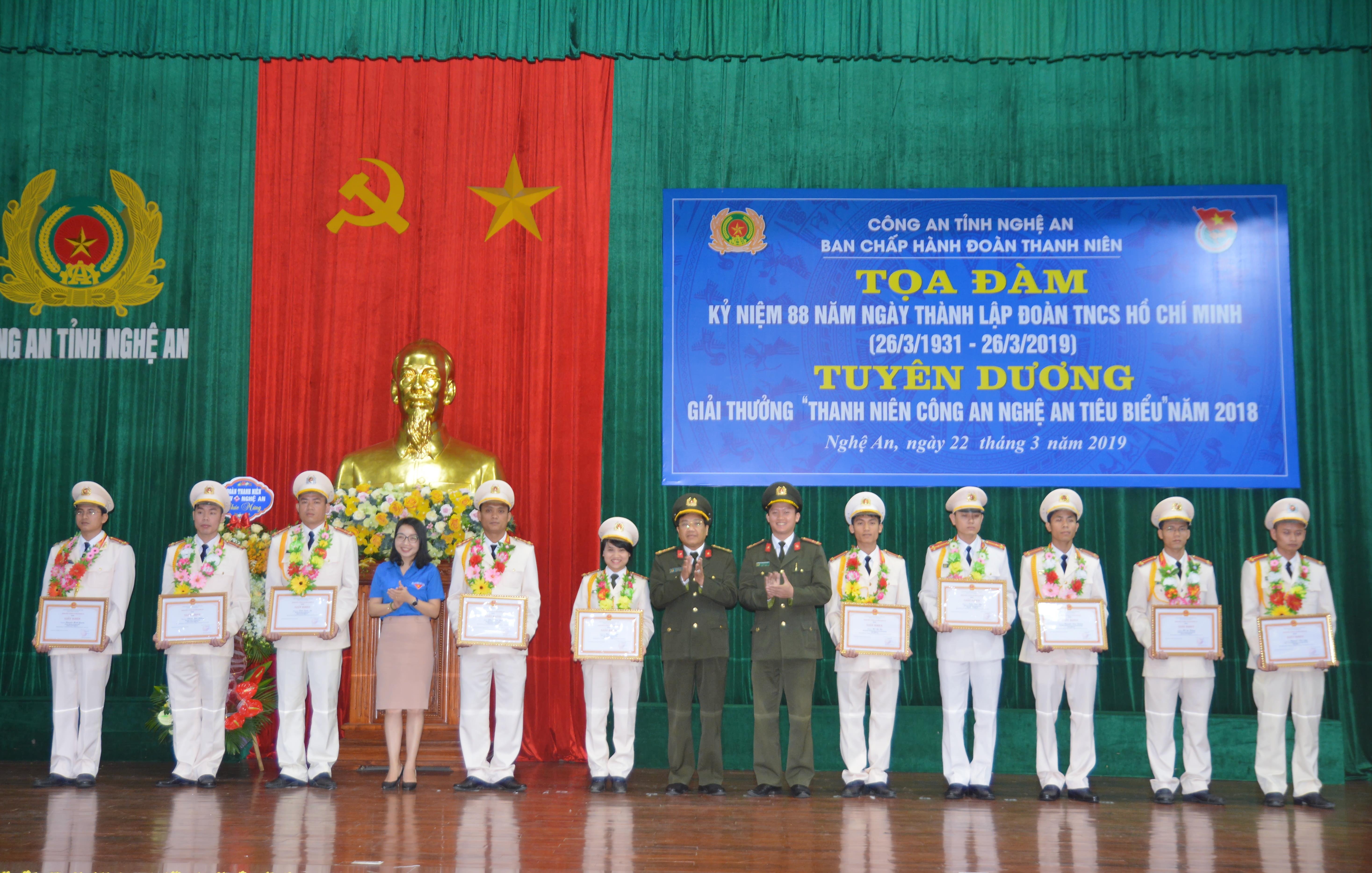 10 thanh niên Công an tiêu biểu được Giám đốc Công an tỉnh tặng giấy khen. Ảnh CTV