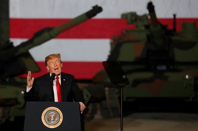 Tổng thống Trump phát biểu trước các xe tăng được trưng bày tại nhà máy Lima hôm 20/3. (Ảnh: Reuters)