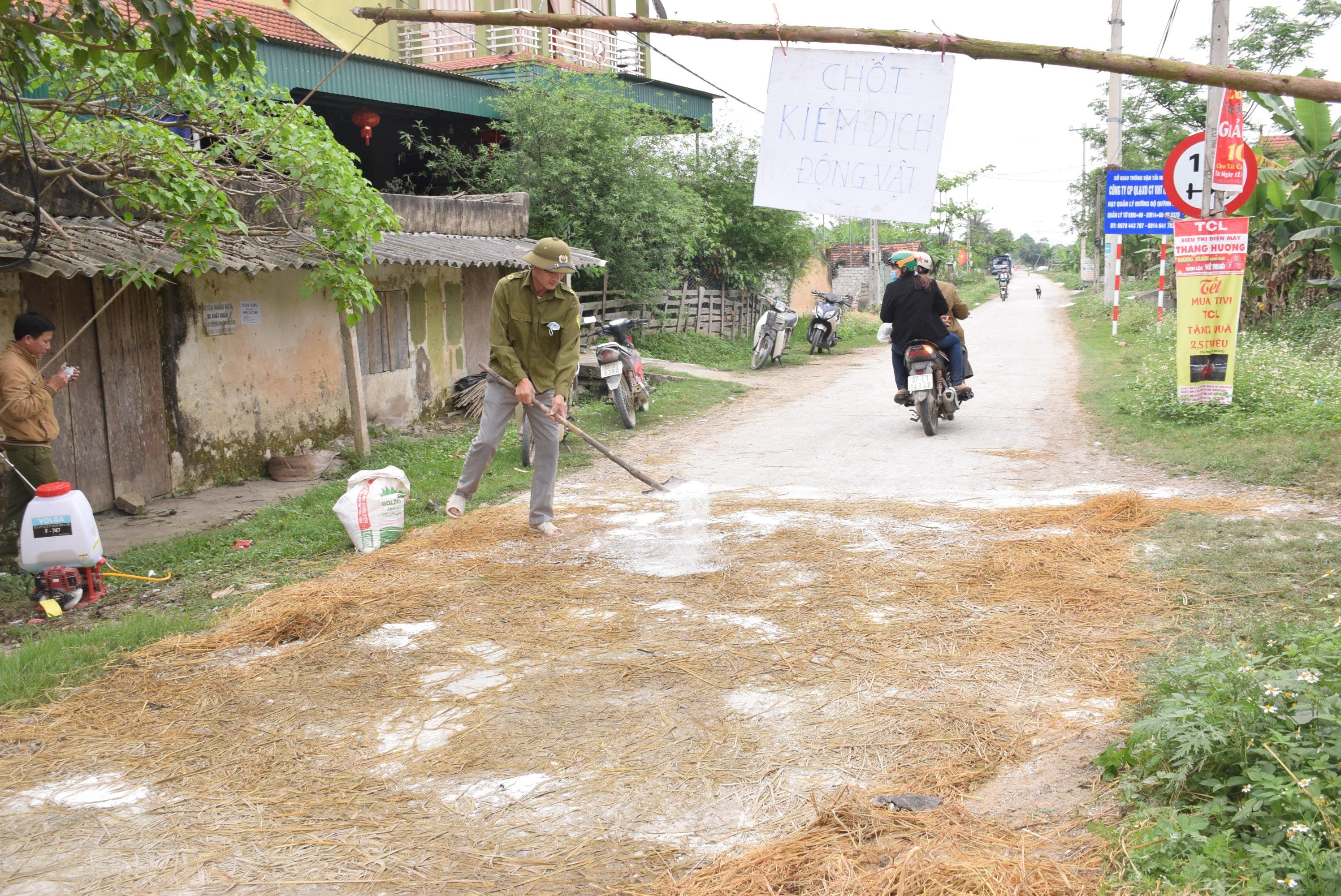 Các điểm chốt khử trùng cần bổ sung vôi bột và phun hóa chất thường xuyên để có tác dụng khử trùng mỗi khi có phương tiện cơ giới qua lại. Ảnh: Xuân Hoàng