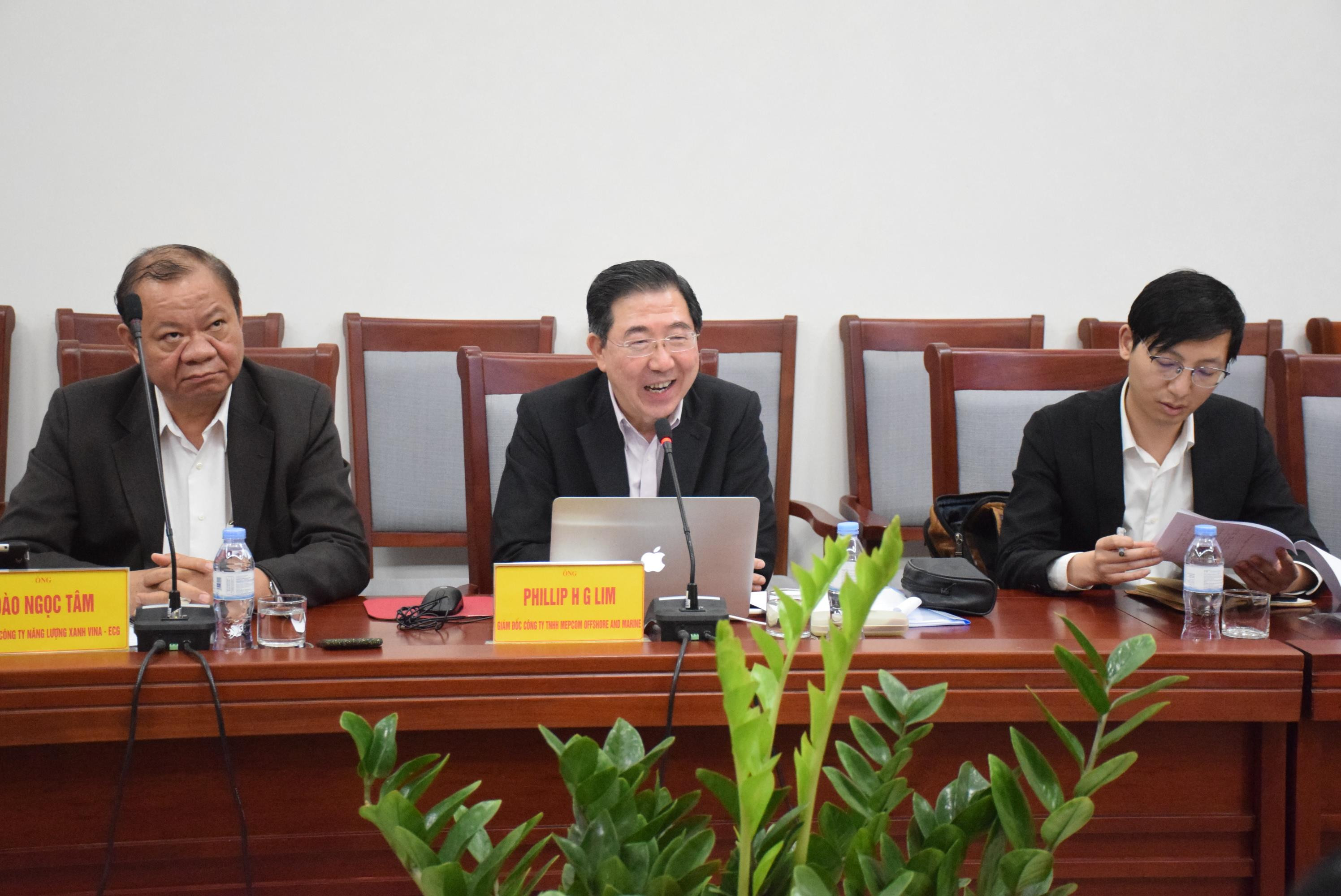 Ông Phillip H G Lim Tổng Giám đốc Công ty TNHH Mepcom Offshore and Marine cho Nghệ An biết những định hướng mà Tổng công ty sẽ đầu tư trên địa bàn tỉnh. Ảnh: Xuân Hoàng 