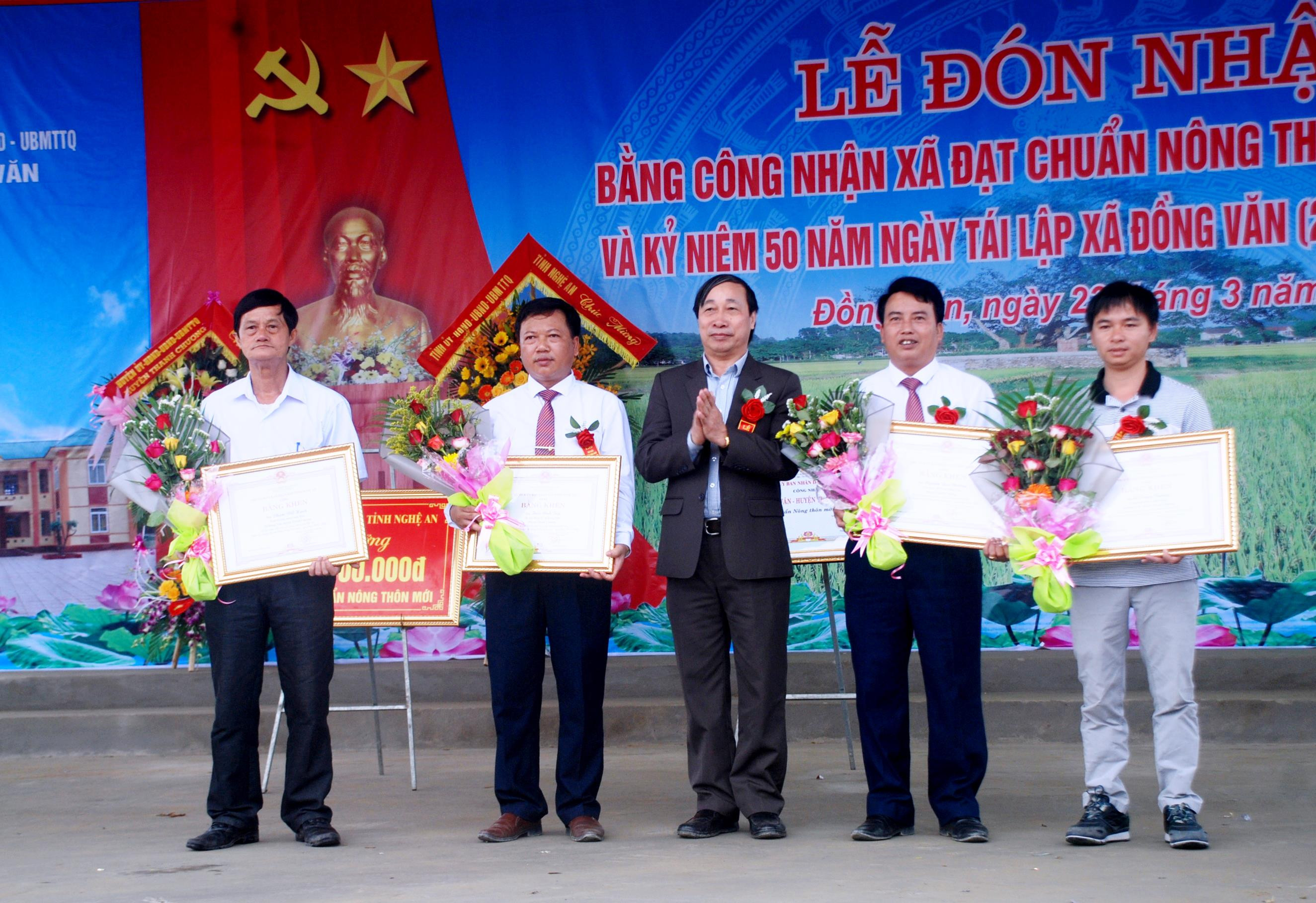 -4 tập thể , 4 cá nhân được Chủ tịch UBND tỉnh tặng Bằng khen đã có thành tích xuất sắc trong quá trình xây dựng NTM.