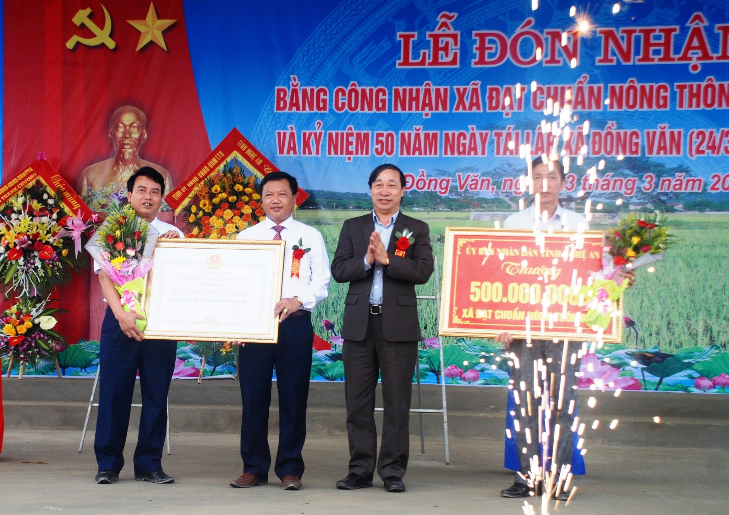 Đồng chí Nguyễn Văn Lập- Phó Giám đốc Sở Nông nghiệp & PTNT trao Bằng công  nhận Xã đạt chuẩn Nông thôn mới và phần thưởng 500 triệu đồng cho lãnh đạo xã Đồng Văn.